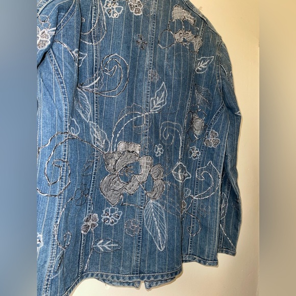 NWOT Chicos Floral Heavy Embroidered Artsy Denim Shirt Jacket - Picture 6 of 14